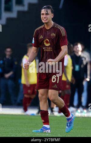 Rome, Italie. 29 septembre 2024. Niccolo Pisilli, de Rome, célèbre après avoir marqué le but de la victoire lors du match de championnat de football italien de Serie A entre Roma et Venezia au stade olympique. Roma a battu Venezia 2-1. Crédit : Riccardo de Luca - Actualiser les images/Alamy Live News Banque D'Images