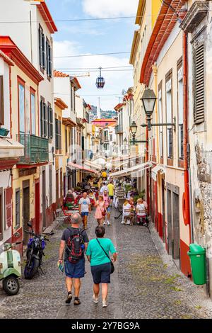 Vacanciers et touristes dans la capitale de l'île portugaise de Madère Funchal avec le téléphérique au-dessus Banque D'Images