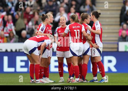 LEICESTER, ROYAUME-UNI, 29 SEPTEMBRE 2024. Frida Maanum d'Arsenal célèbre avec ses coéquipières après avoir marqué le premier but de l'équipe lors du match de football Barclays FA Womens Super League entre Leicester City et Arsenal au King Power Stadium de Leicester, en Angleterre. (Crédit : James Holyoak / Alamy Live News) Banque D'Images