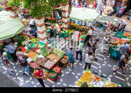 Les gens qui achètent des fruits et légumes frais au Mercado dos Lavradores ou au marché fermier de Funchal sur l’île portugaise de Madère Banque D'Images