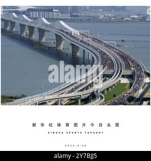 Pékin, Chine. 29 septembre 2024. Les gens participent à une marche de puissance sur le pont de Macao pour célébrer l'inauguration du pont de Macao à Macao, dans le sud de la Chine, le 29 septembre 2024. Crédit : Cheong Kam Ka/Xinhua/Alamy Live News Banque D'Images