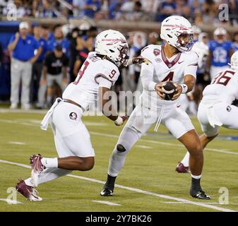 DJ UIAGALELELEI (4) remet le ballon au Florida State Seminoles Running back LAWRENCE TOAFILI (9) pendant le match entre les Florida State Seminoles et les SMU Mustangs le 28 septembre 2024 au Gerald J. Ford Stadium de Dallas, Texas. (Photo par : Jerome Hicks/Sipa USA) crédit : Sipa USA/Alamy Live News Banque D'Images