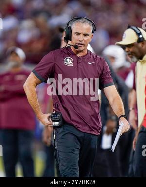 Les Seminoles de l'État de Floride MIKE NORVELL marchent sur la touche pendant le match entre les Seminoles de l'État de Floride et les Mustangs de SMU le 28 septembre 2024 au Gerald J. Ford Stadium de Dallas, Texas. (Photo par : Jerome Hicks/Sipa USA) crédit : Sipa USA/Alamy Live News Banque D'Images