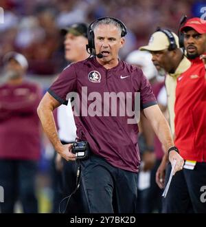 Les Seminoles de l'État de Floride MIKE NORVELL marchent sur la touche pendant le match entre les Seminoles de l'État de Floride et les Mustangs de SMU le 28 septembre 2024 au Gerald J. Ford Stadium de Dallas, Texas. (Photo par : Jerome Hicks/Sipa USA) crédit : Sipa USA/Alamy Live News Banque D'Images