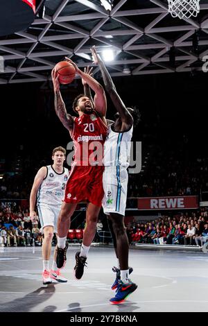 Elias Harris (FC Bayern M?nchen, 20) im Wurf, Kur Kuath (Veolia Towers Hamburg, 23) easyCredit Basketball Bundesliga, FC Bayern M?nchen - Veolia Towers Hamburg ; M?nchen, BMW Park AM 29.09.2024 Banque D'Images