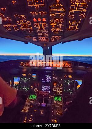 Cockpit d'avion la nuit avec pilote se préparant au décollage sur piste éclairée. Photo de haute qualité Banque D'Images