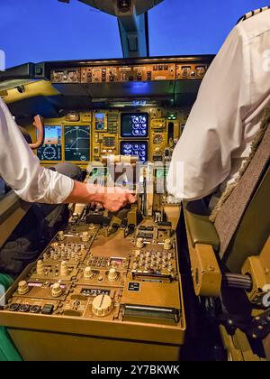 Pilotes dans un cockpit se préparant au décollage de nuit. Photo de haute qualité Banque D'Images