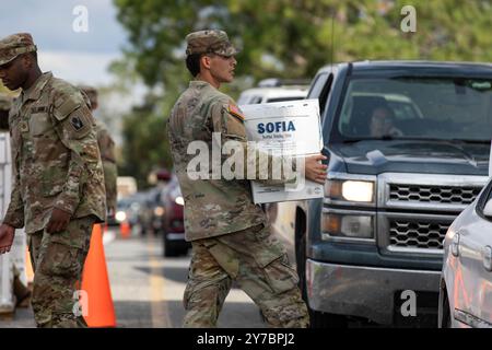 Comté de Suwannee, États-Unis. 28 septembre 2024. Le PFC Trey Taylor, à gauche, et le Pvt Giovanny Figueroa, à droite, avec la Florida National Guard distribuent de la nourriture et des fournitures pour aider les survivants à la suite de l'ouragan Helene, le 28 septembre 2024 dans le comté de Suwannee, en Floride. Le comté de Suwannee, le long de la région de Big Bend, a été le plus durement touché par l'ouragan de catégorie 4. Crédit : PFC Eli Johnson/US Army/Alamy Live News Banque D'Images