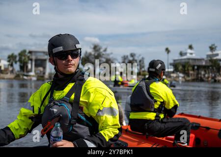 Keaton Beach, États-Unis. 28 septembre 2024. U. Le personnel de la Garde côtière de l’équipe de grève du Golfe effectue des recherches et des sauvetages urbains à la suite de l’ouragan Helene, le 28 septembre 2024, à Keaton Beach, en Floride. Keaton Beach a été le plus durement touché par la tempête massive de catégorie 4, détruisant environ 90 % des maisons et des propriétés. Crédit : PO3 Jaiden Hartley/US Coast Guard/Alamy Live News Banque D'Images