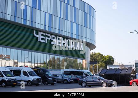 Biélorussie, Minsk - 09 septembre 2024 : une rangée de voitures est garée devant un bâtiment qui dit dessus. Haute qualité Banque D'Images