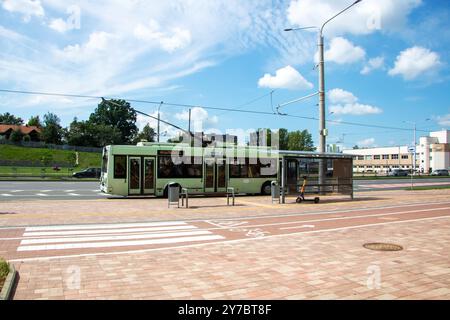Biélorussie, Minsk - 18 juillet 2024 : il y a un bus vert distinctif qui comporte le mot trolley affiché en évidence sur le côté de celui-ci pour identifica Banque D'Images
