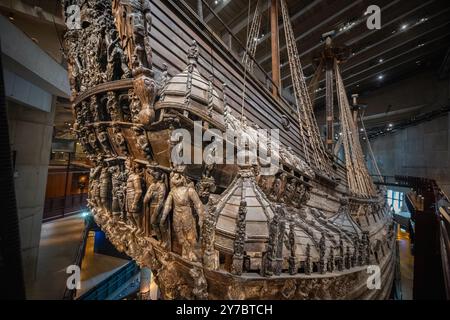 Stockholm, Suède - 9 mai 2024 : en regardant la poupe du Vasa d'en bas, ses sculptures exquises et sa structure imposante en montrent l'exquise Banque D'Images