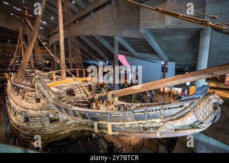 Stockholm, Suède - 9 mai 2024 : le navire Vasa affiche plus de 98% d'originalité avec des sculptures détaillées. Banque D'Images