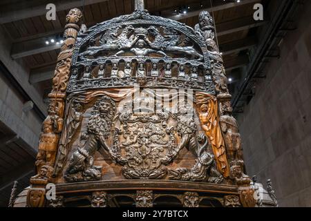 Stockholm, Suède - 9 mai 2024 : en regardant la poupe du Vasa d'en bas, ses sculptures exquises et sa structure imposante en montrent l'exquise Banque D'Images