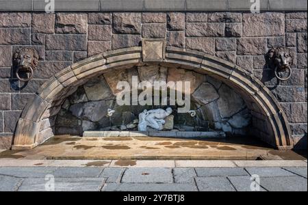 Stockholm, Suède - 9 mai 2024 : vue détaillée d'une fontaine ornée de figures sculptées. La fontaine est nichée dans une niche en pierre ornée wi Banque D'Images