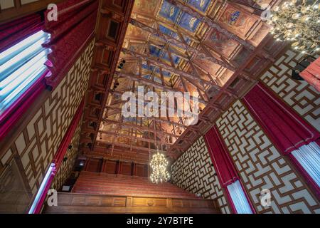 Stockholm, Suède - 9 mai 2024 : une vue détaillée du plafond orné de l'hôtel de ville de Stockholm. Les sculptures en bois complexes et les dessins peints créent Banque D'Images