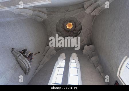 Stockholm, Suède - 9 mai 2024 : le plafond orné offre une vue spectaculaire vers le haut avec des sculptures complexes et des vitraux. Architectural d Banque D'Images