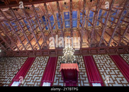 Stockholm, Suède - 9 mai 2024 : une vue détaillée du plafond orné de l'hôtel de ville de Stockholm. Les sculptures en bois complexes et les dessins peints créent Banque D'Images