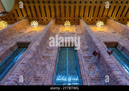 Stockholm, Suède - 9 mai 2024 : la façade complexe en briques de l'hôtel de ville de Stockholm, avec des détails ornés et des fenêtres cintrées. Un exemple étonnant Banque D'Images