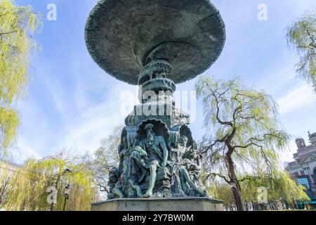 Stockholm, Suède - 9 mai 2024 : une magnifique fontaine ornée dans le jardin de Kungstrad, avec des sculptures complexes et un grand bassin central. Une popula Banque D'Images