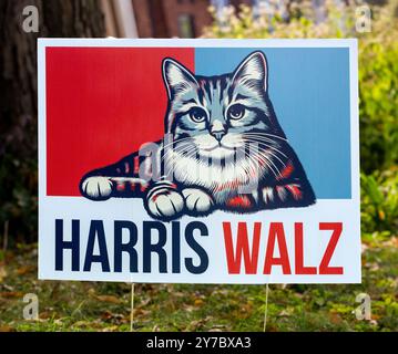 Un panneau de cour pour l'élection présidentielle américaine de 2024 avec un portrait de chat en soutien au vice-président démocrate Kamala Harris et au gouverneur du Minnesota Tim Walz. Banque D'Images