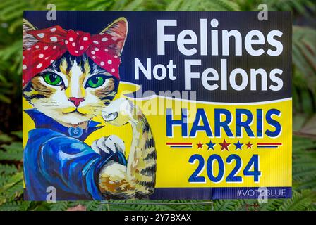 Un panneau de cour pour les élections présidentielles américaines de 2024 pour le vice-président démocrate Kamala Harris avec le slogan « félins pas de criminels ». Le signe représente un c femelle Banque D'Images