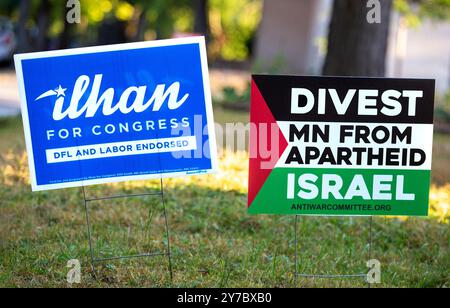 Une pancarte pour le représentant américain sortant Ilhan Omar dans le 5e district du Congrès du Minnesota et une pancarte indiquant : « Désinstaller MN de l'apartheid israéliens Banque D'Images