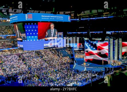 CHICAGO, Ill. – 22 août 2024 : Leon Panetta, ancien secrétaire américain à la Défense et directeur de la CIA, s'adresse à la Convention nationale démocrate de 2024. Banque D'Images