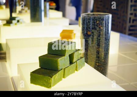 Vitrine avec des échantillons de savon solide traditionnel 'nazip' dans un musée de Gaziantep, Turquie. Morceaux de savon d'olive naturel Banque D'Images