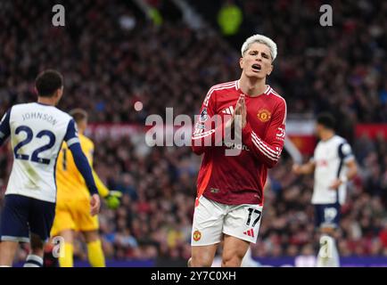 Alejandro Garnacho de Manchester United réagit à une chance manquée lors du match de premier League à Old Trafford, Manchester. Date de la photo : dimanche 29 septembre 2024. Banque D'Images