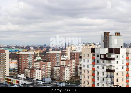 Biélorussie, Minsk - 23 mars 2024 : la ville se caractérise par une multitude de grands bâtiments et un vaste ciel nuageux qui surplombe le paysage urbain Banque D'Images