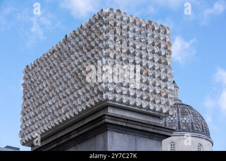 Londres, Royaume-Uni. 28 septembre 2024. Installation placée sur la quatrième plinthe à l'extérieur de la National Gallery sur Trafalgar Square à Londres. La dernière installation sur le quatrième socle du Trafalgar Square à Londres est l'œuvre de Teresa Margolles. C'est une artiste mexicaine. Son installation est faite à partir de moulages en plâtre et elle contient 726 visages de personnes trans, non binaires et de genre non conformes. L'œuvre s'appelle 'Mil Veces un instant' (crédit image : © Krisztian Elek/SOPA images via ZUMA Press Wire) USAGE ÉDITORIAL SEULEMENT! Non destiné à UN USAGE commercial ! Banque D'Images