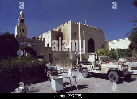 Première Guerre du Golfe : 8 mars 1991 Un soldat koweïtien en service de garde devant l'entrée du palais Seif dévasté par le feu et sa tour de guet emblématique, maison de l'émir à Koweït City. Banque D'Images