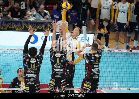 Dzavoronok donovan (rana vérone) attaque lors de Sir Susa Vim Perugia vs Rana Vérone, match de Superligue masculine de volleyball Italien Serie A à Pérouse, Italie, septembre 29 2024 Banque D'Images