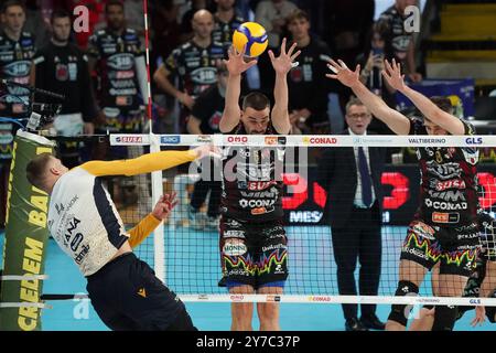 Dzavoronok donovan (rana vérone) attaque lors de Sir Susa Vim Perugia vs Rana Vérone, match de Superligue masculine de volleyball Italien Serie A à Pérouse, Italie, septembre 29 2024 Banque D'Images