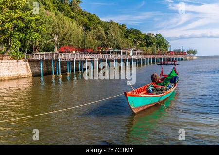 Bateaux de pêche et pièges de pêche à crabe amarrés sur la côte de Kep au Cambodge Banque D'Images