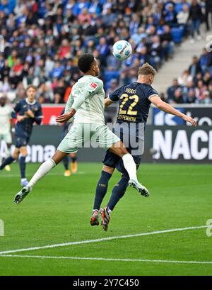 Sinsheim, Deutschland. 29 septembre 2024. Kopfballduell Zweikampf Aktion Felix Agu SV Werder Brême SVW (27) gegen Alexander Prass TSG 1899 Hoffenheim (22) TSG 1899 Hoffenheim v. SV Werder Brême, Fussball, Bundesliga, 5. Spieltag, saison 2024/2025, 29.09.2024 Foto : Eibner-Pressefoto/Michael Weber crédit : dpa/Alamy Live News Banque D'Images