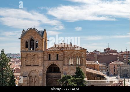 Vues depuis le sommet du mur de Ávila par un matin ensoleillé d'été : église de San Vicente Banque D'Images