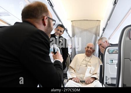 Bruxelles, Belgique. 29 septembre 2024. Le pape François s’entretient avec des journalistes à bord du vol de retour de Bruxelles à la fin de sa visite apostolique en Belgique le 29 septembre 2024. Photo par ABACAPRESS. COM Credit : Abaca Press/Alamy Live News Banque D'Images