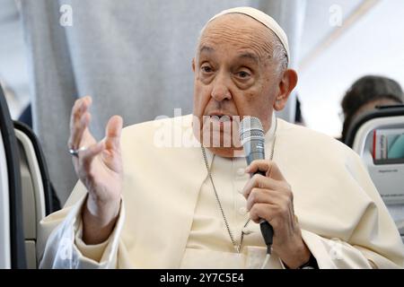 Bruxelles, Belgique. 29 septembre 2024. Le pape François s’entretient avec des journalistes à bord du vol de retour de Bruxelles à la fin de sa visite apostolique en Belgique le 29 septembre 2024. Photo par ABACAPRESS. COM Credit : Abaca Press/Alamy Live News Banque D'Images