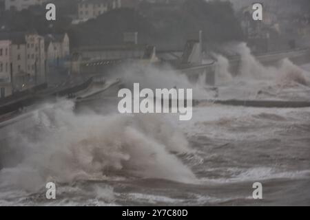 Dawlish, Devon, Royaume-Uni. 29 septembre 2024. Météo britannique : vent, pluie et grosses vagues s'écrasent sur Dawlish, Devon. Crédit : Nidpor/Alamy Live News Banque D'Images