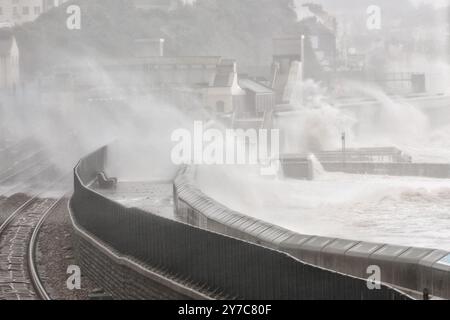 Dawlish, Devon, Royaume-Uni. 29 septembre 2024. Météo britannique : vent, pluie et grosses vagues s'écrasent sur Dawlish, Devon. Crédit : Nidpor/Alamy Live News Banque D'Images