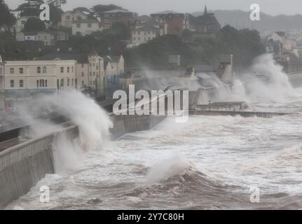 Dawlish, Devon, Royaume-Uni. 29 septembre 2024. Météo britannique : vent, pluie et grosses vagues s'écrasent sur Dawlish, Devon. Crédit : Nidpor/Alamy Live News Banque D'Images