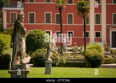 Villa Pellegrini est seul dans une position dominante à Castion Veronese, Vérone, Vénétie, Italie Banque D'Images