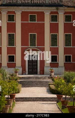 Villa Pellegrini est seul dans une position dominante à Castion Veronese, Vérone, Vénétie, Italie Banque D'Images