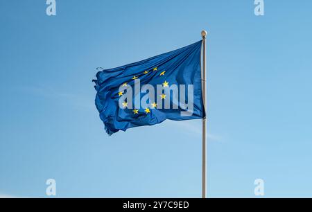 Drapeau de l'Union européenne isolé sur fond de ciel bleu. Banque D'Images