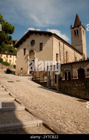 Soave un centre romain sur la via Postumia au moyen âge, il est devenu un village fortifié entouré de puissants murs Province de Vérone, Vénétie Italie Banque D'Images