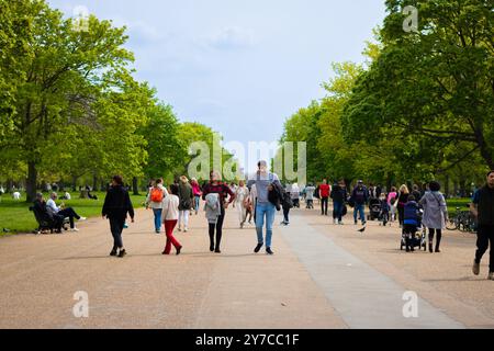 Londres, Angleterre, avril 30 2023 : jardins de Kensington avec une foule se promenant et profitant de la journée lumineuse Banque D'Images