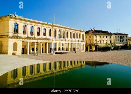 Valdobbiadene, la monumentale Piazza Marconi. Province de Trévise, Vénétie. Italie Banque D'Images