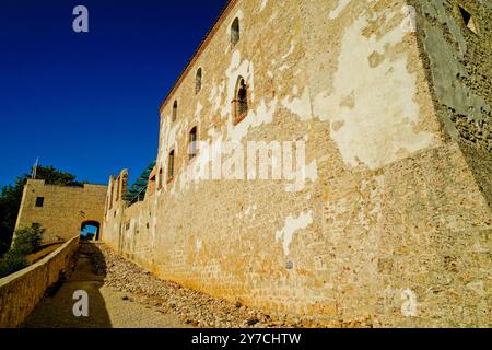 Nichée parmi les vignobles sur les pentes de Montello se trouve l'abbaye de Sant'Eustachio in Nervesa della Battaglia. Un ancien monastère bénédictin Banque D'Images